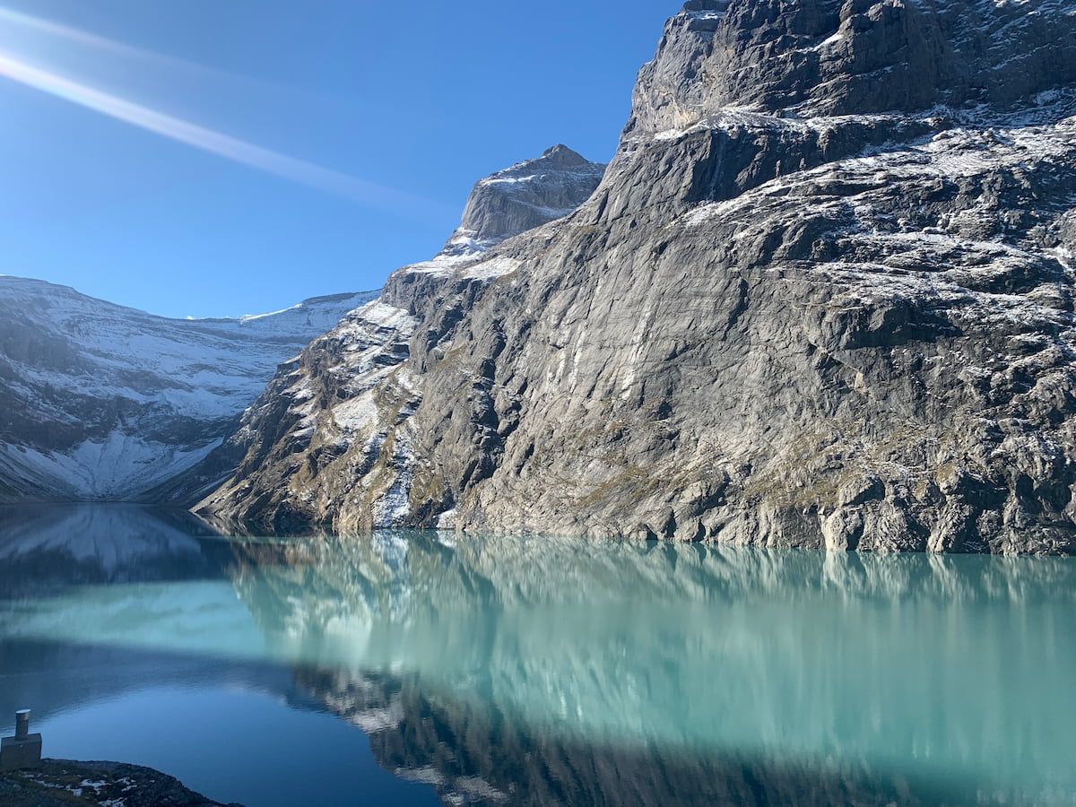 Klarer kalter Bergsee