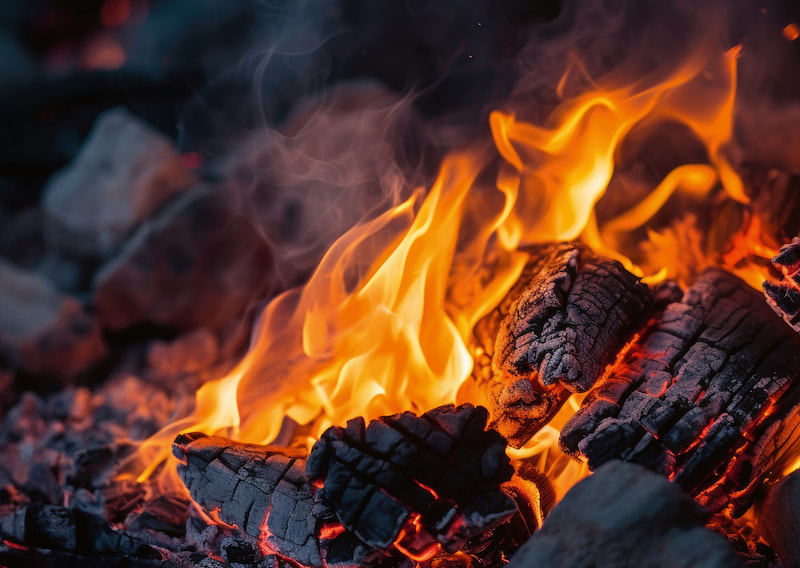 Glühendes Holz im Feuer